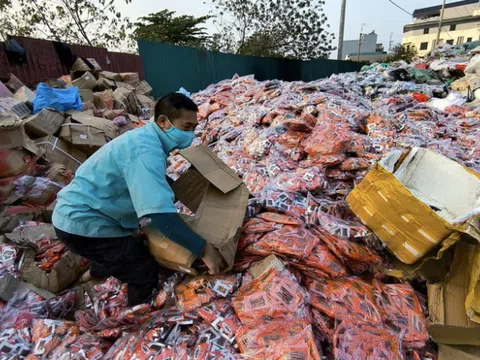 Vụ phát hiện "núi" bánh kẹo đổ trong bãi rác La Phù: Truy nguồn gốc
