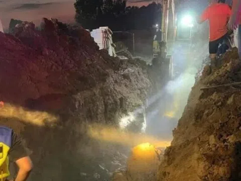 Lở đất khi lắp đặt đường ống, 2 công nhân tử vong