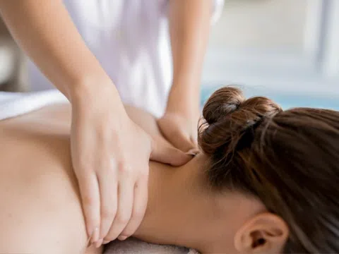Sai lầm khi massage cổ vai gáy, người phụ nữ phải nhập viện cấp cứu
