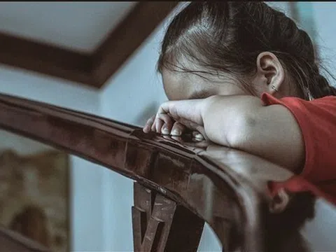 Hoảng hốt thấy con gái ngủ trong chuồng chó, đau lòng hơn khi nghe tiếng hét và phản ứng của con