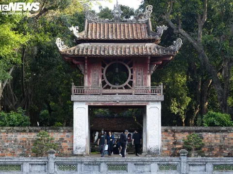 Trước giờ "G" thi tốt nghiệp THPT 2025: Sĩ tử mang bút, giấy báo thi đến Văn Miếu "xin vía đỗ đại học"