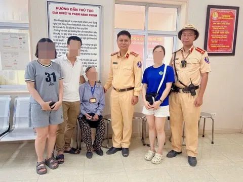 CSGT Hà Nội giúp đỡ cụ bà 87 tuổi đi lạc về với gia đình
