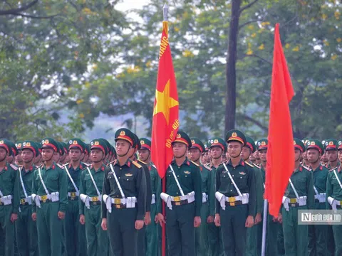 Người dân đội nắng xem hợp luyện diễu binh 2/9