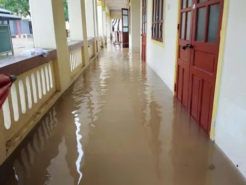 Hơn 18.000 học sinh Hà Tĩnh nghỉ học do mưa lũ