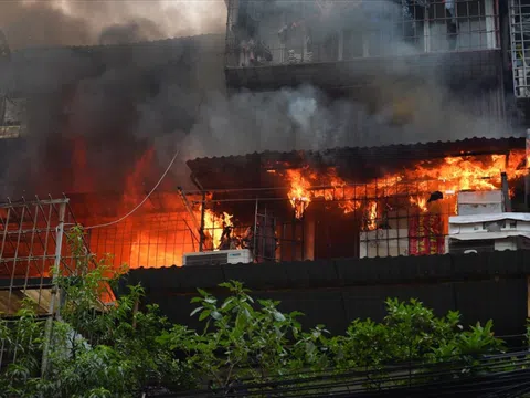 Hiện trường cháy lớn chuồng cọp khu tập thể Kim Liên