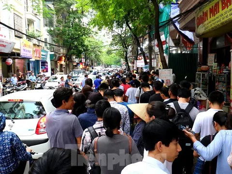 Kẹt xe, tắc đường vẫn rồng rắn chen nhau mua bánh trung thu