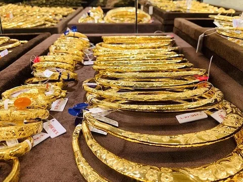 Giá vàng thế giới tăng dựng ngược, lập 'đỉnh cao' mới ​