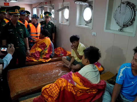 25 giờ lênh đênh giữa biển trên tấm ván gỗ