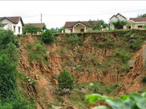 An Giang: Sạt lở làm 3 căn nhà bị cuốn trôi xuống sông