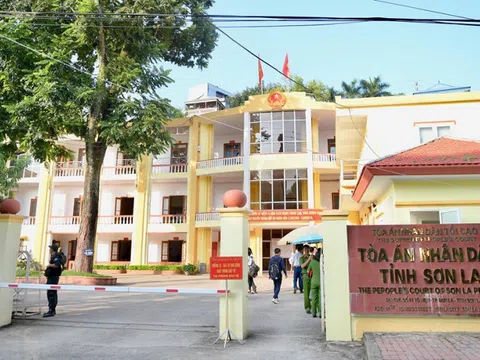 Gian lận điểm thi ở Sơn La: Cận cảnh 8 bị cáo hầu tòa sáng nay