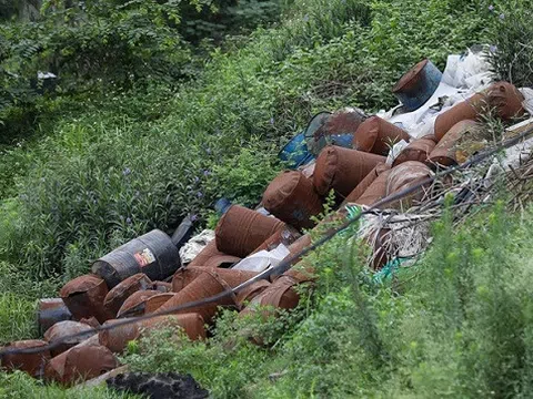 Thùng phuy chất thải độc hại xả bừa phứa bên Đại lộ Thăng Long