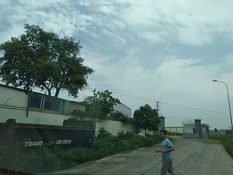 Người dân 'kêu trời' vì doanh nghiệp lén xả thải thứ nước váng mỡ, bốc mùi