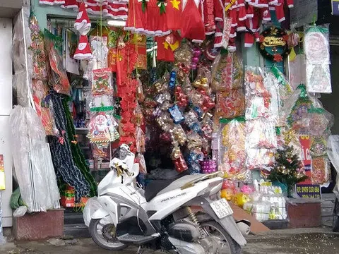 Nhộn nhịp thị trường hàng hóa chào đón Giáng sinh