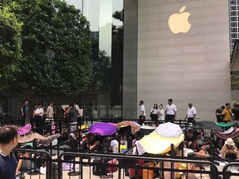 iPhone 11 mở bán, hàng trăm người vạ vật xếp hàng chờ mua