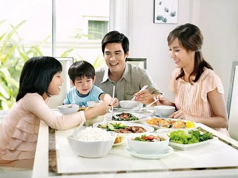 Cha mẹ hãy tập cho trẻ cách ăn uống thông minh