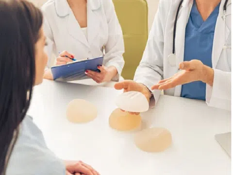 Trong ngành thẩm mỹ, biện pháp đặt túi ngực có an toàn không?