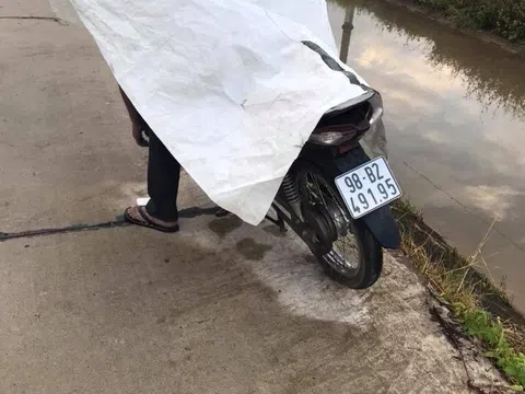 Nam thanh niên tử vong trong tư thế ngồi trên xe máy