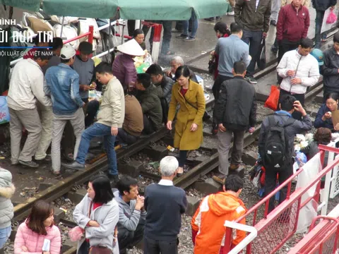 Những người bất chấp cái chết trước cổng bệnh viện Bạch Mai, Hà Nội