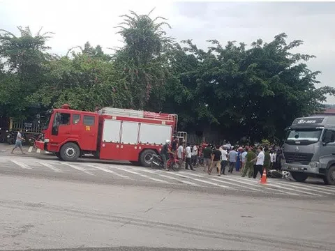 Xe đầu kéo ôm cua, cuốn người phụ nữ đi xe máy vào gầm tử vong