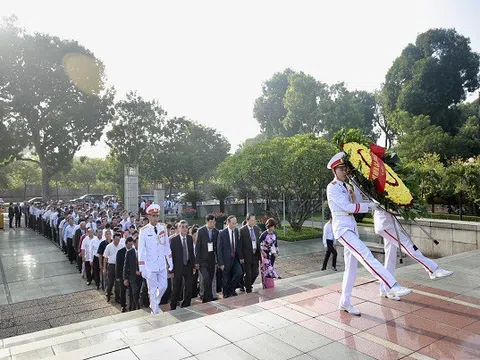 Hội Luật gia Việt Nam dâng hương tưởng niệm anh hùng liệt sĩ và viếng Chủ tịch HCM