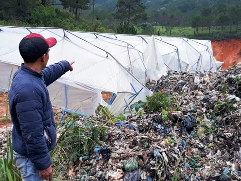 Bãi rác Cam Ly Đà Lạt sạt lở, cả trăm tấn rác tràn xuống vườn nhà dân