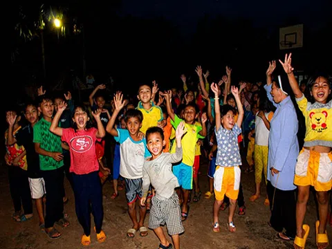 Bình Tây trao trung thu tới nhà lưu trú sắc tộc TÊRÊSA