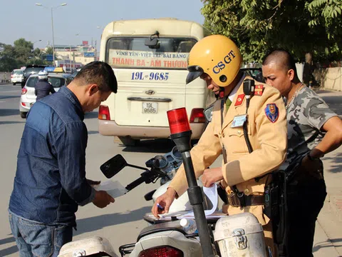 Đeo tai nghe khi điều khiển xe máy bị xử phạt như thế nào?