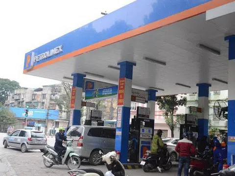 Giá xăng giảm gần 1.500 đồng/lít