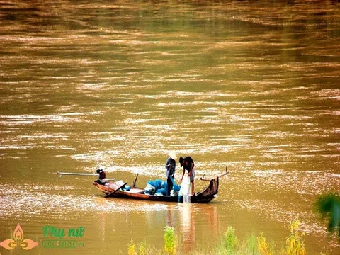 Những 'bóng hồng' lái xuồng cừ khôi chơi vơi giữa dòng nước lũ mưu sinh