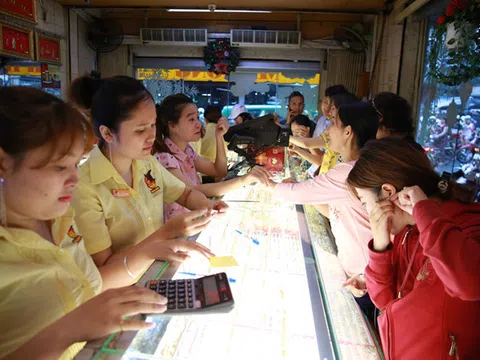 Vàng ‘bỗng dưng’ tăng mạnh