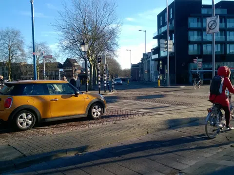 Bằng 'dỏm' và... xe 'điên'