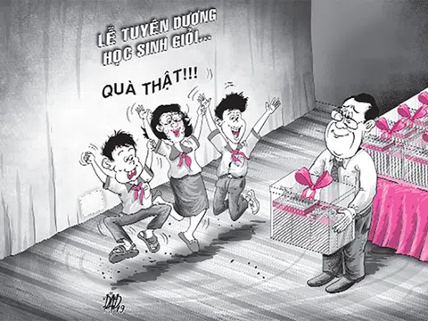 Trao thưởng thùng quà rỗng cho học sinh: Sao không trả lương thầy cô…trên giấy?