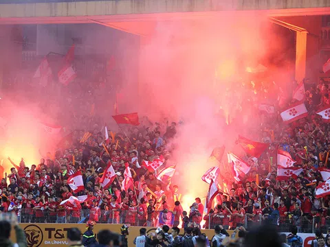 CĐV Hải Phòng biến Hàng Đẫy thành 'chảo lửa' bằng pháo sáng