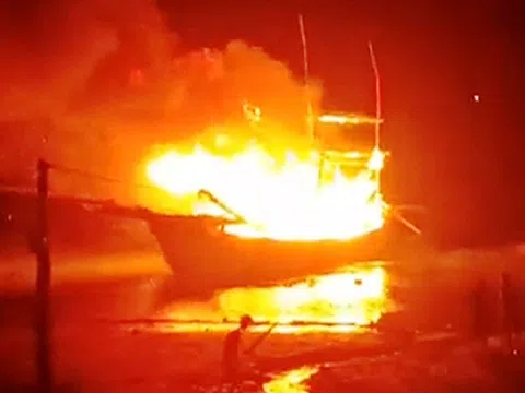 Vụ tàu cá bốc cháy: 2 người chết, 6 người mất tích và bị thương