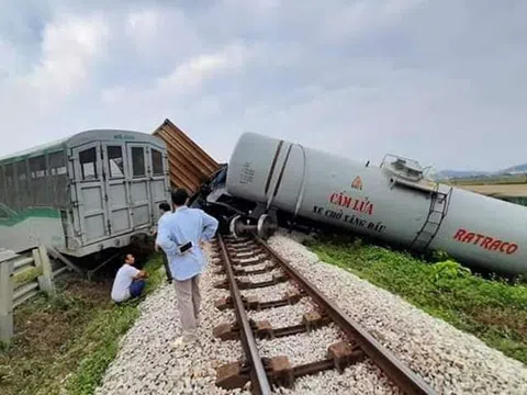 Hiện trường vụ 4 toa tàu văng ra khỏi đường ray, chắn ngang quốc lộ 1