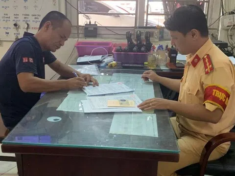 Tước giấy phép lái xe của tài xế không nhường đường cho xe cứu hỏa