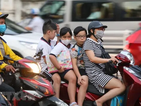 Nhiều phụ huynh vẫn chưa có ý thức cho trẻ trên 6 tuổi đội mũ bảo hiểm