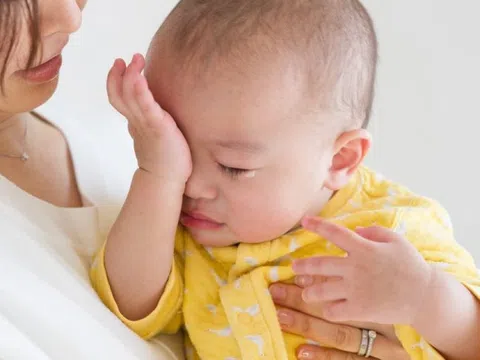 Cha mẹ phải làm sao khi trẻ bị sưng mắt?