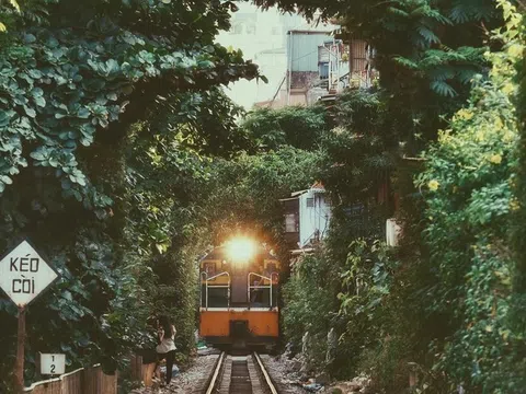 Khám phá đoạn đường tàu 'sống ảo' rợp bóng cây xanh thu hút giới trẻ Hà thành