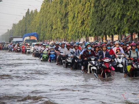 Đưa con đi học từ 5 rưỡi sáng, người Cần Thơ ngao ngán bơi trong biển nước