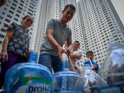 Người dân mang xô, chậu xếp hàng lấy nước sạch