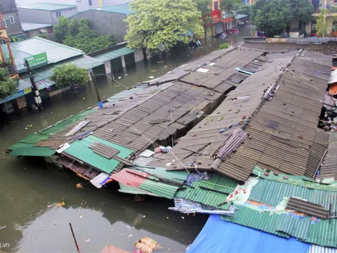 Các tiểu thương xót xa đứng nhìn hàng hóa hỏng toàn bộ sau lũ