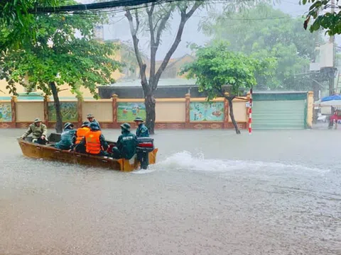 Thành Vinh chìm trong biển nước