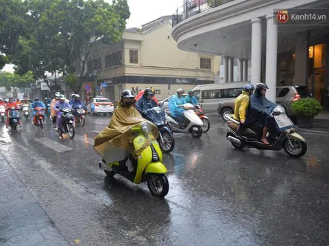 Hà Nội đón mưa lớn sau chuỗi ngày nắng hanh, giảm thiểu bụi trong không khí