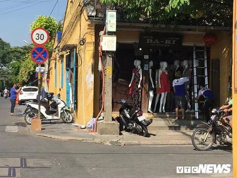 Đình chỉ buôn bán 15 ngày đối với nữ tiểu thương vung tay đòi đánh khách Tây