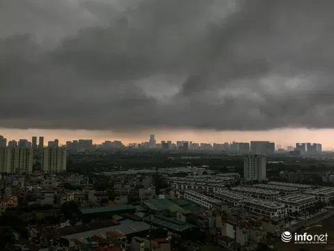 Bầu trời Hà Nội trong cơn dông, 3h chiều trời đã tối đen như mực