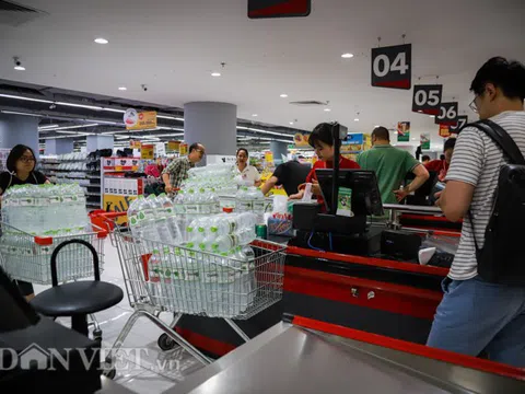 Sợ nước nhiễm bẩn, dân Hà Nội chi tiền triệu mua nước đóng chai