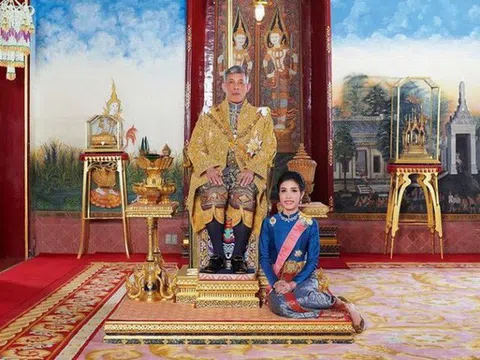 Hoàng quý phi Thái Lan bị phế tước hiệu, quân hàm vì bất trung