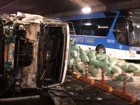 Xe tải 'đại náo' hầm Thủ Thiêm, phong tỏa giao thông 7 tiếng