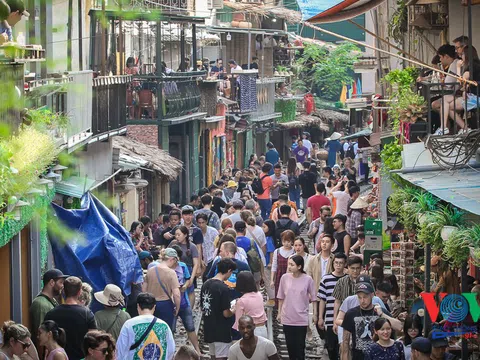 Tàu qua phố cà phê Phùng Hưng phải dừng khẩn cấp vì dân chạy không kịp